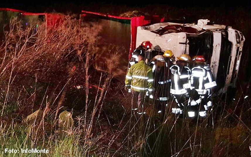 La pura verdad de ayacucho MONTE: Un herido tras volcar un cami&oacute;n en Ruta 3