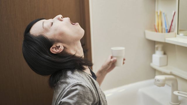 4 razones para hacer g&aacute;rgaras con agua y sal