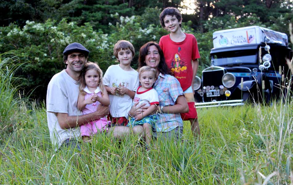 La familia n&oacute;mada: 14 a&ntilde;os viajando en auto por el mundo