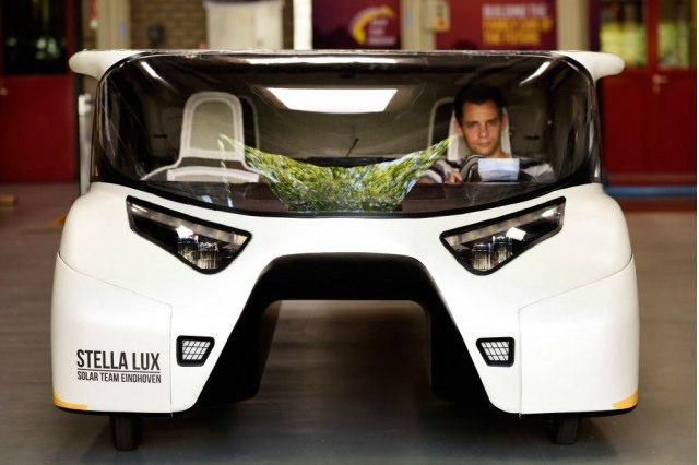 El auto solar que puede llevar a una familia