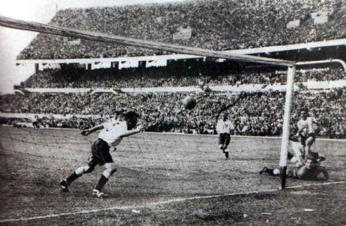 FUTBOL  D&iacute;a del futbolista argentino. Se celebra en esta fecha en recuerdo del gol que le hizo Ernes