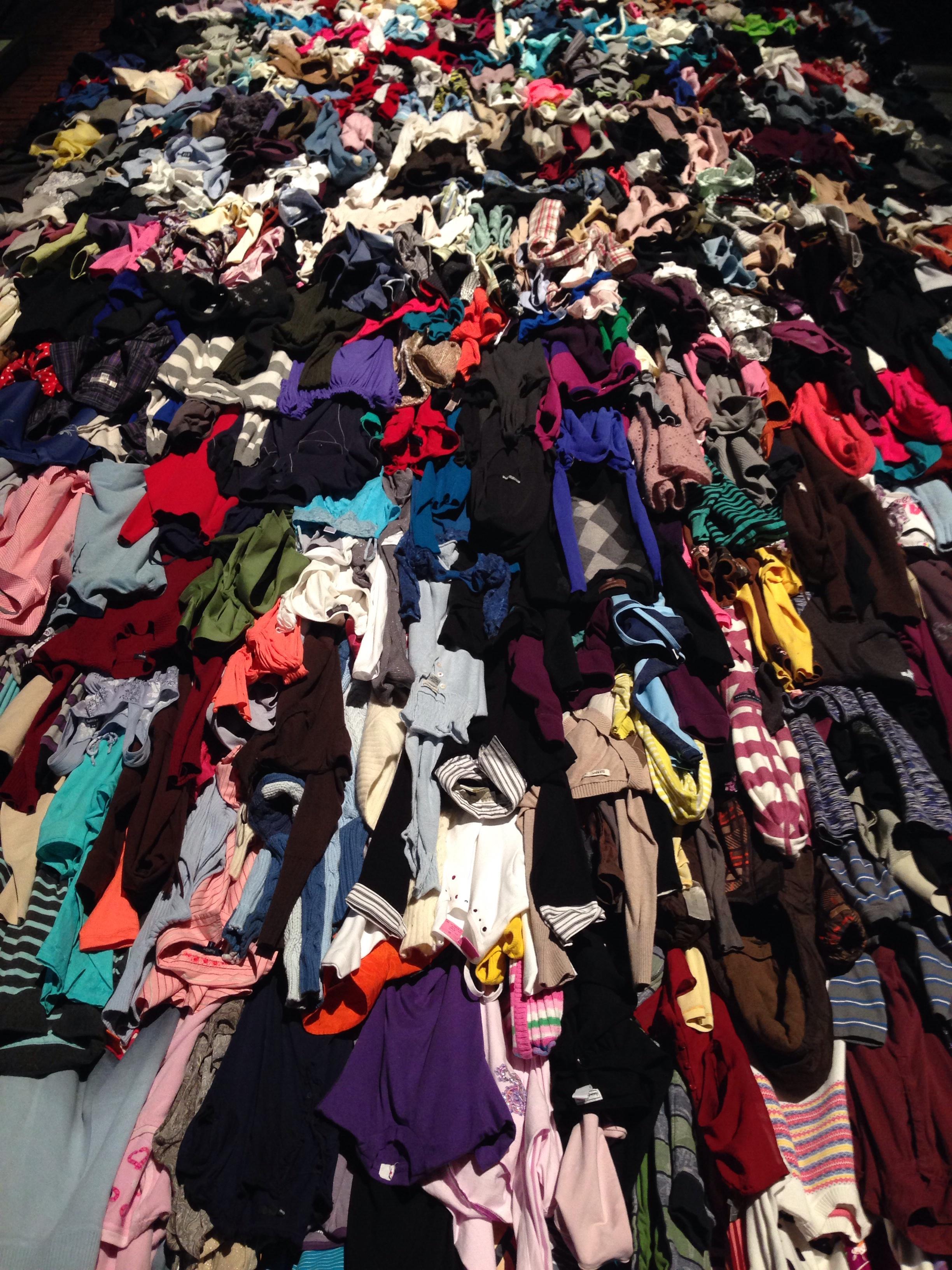 &iquest;Sabes a d&oacute;nde va la ropa que dejas en los contenedores humanitarios?
