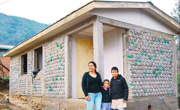 Levant&oacute; su casa con 4000 botellas de pl&aacute;stico