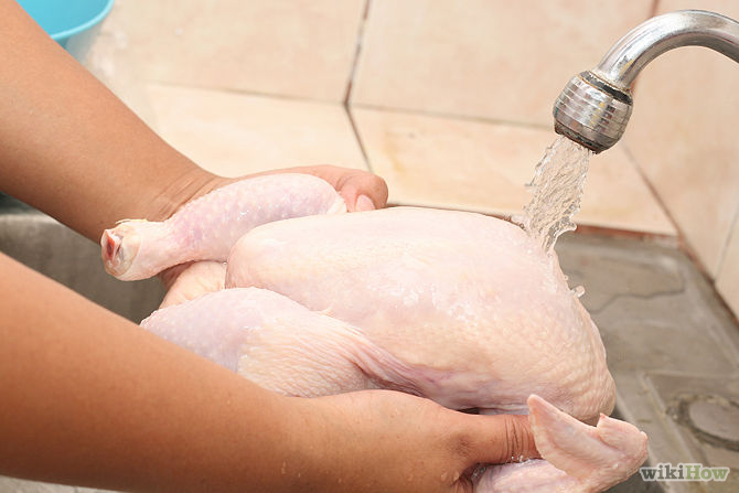 Por qu&eacute; no hay que lavar el pollo antes de cocinarlo