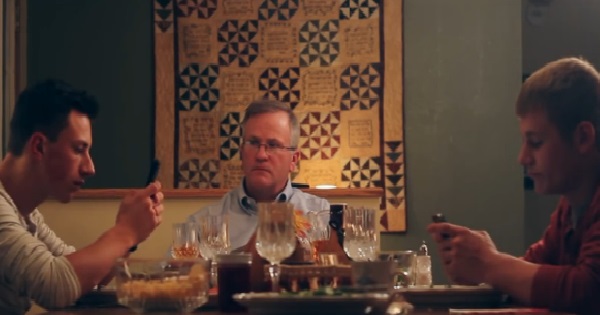 Sus hijos no soltaban los tel&eacute;fonos de sus manos en una cena y esto fue lo que hizo el padre 