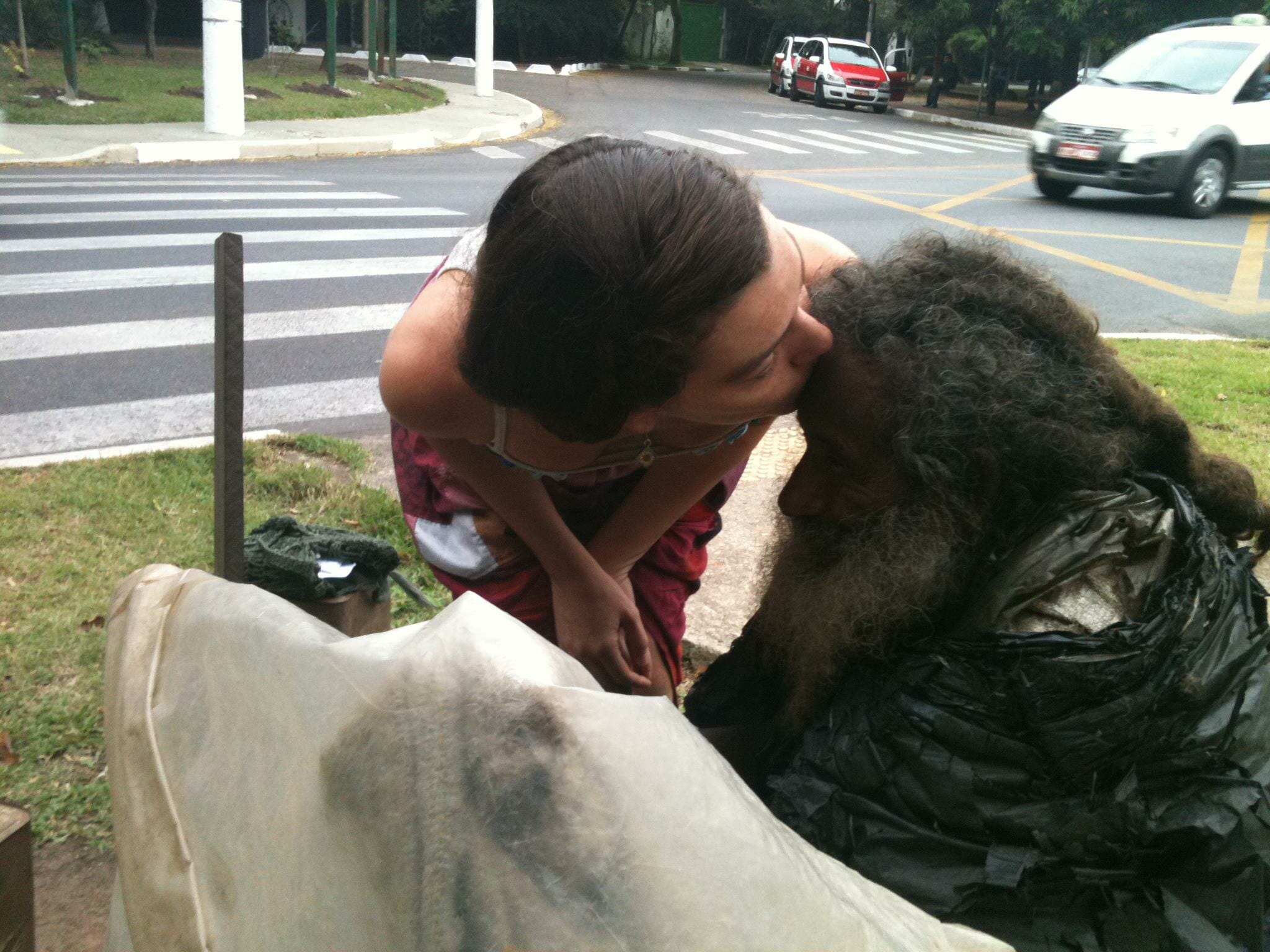 Woman passes homeless man every day: Then he gives her piece of paper and reveals true identity