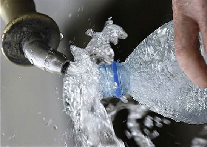 Estas son las razones de por qu&eacute; no debes llenar las botellas de pl&aacute;stico