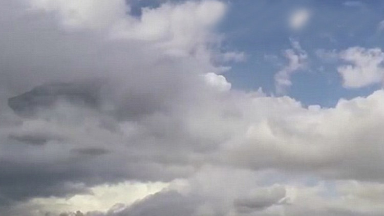 Per&uacute;: Camar&oacute;grafo capta una nave nodriza entre las nubes cuando hac&iacute;a grabaci&oacute;n timelapse (video):