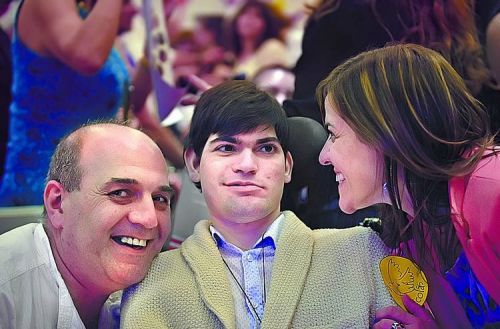 Nicol&aacute;s, el chico que le prest&oacute; su &aacute;ngel al Papa Francisco