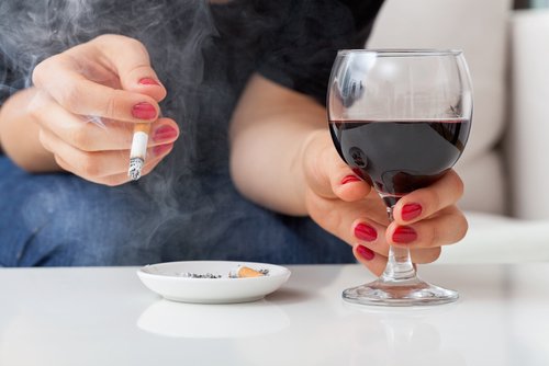 Estudio concluye que el vino podr&iacute;a contrarrestar los efectos nocivos del tabaco