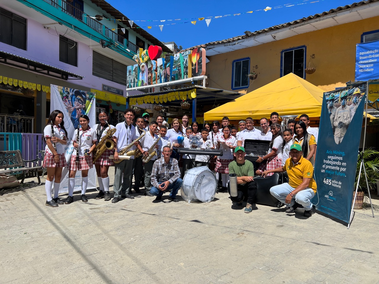 Aris Mining dota de instrumentos musicales a Instituciones Educativas en Marmato