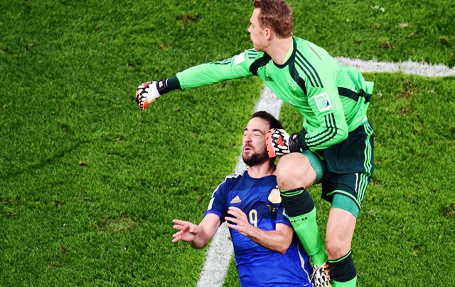 Penalti de Neuer a Higuain ignorado por arbitro italiano