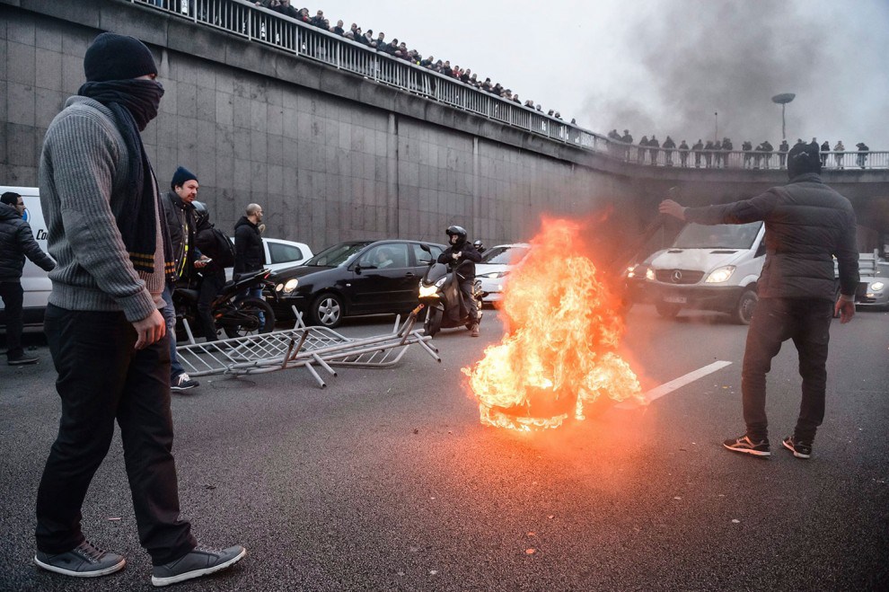 Conductores de Uber bloquean calles de Par&iacute;s en protesta por veh&iacute;culos sin conductor de Google