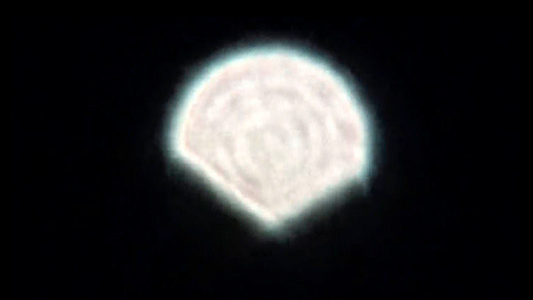 Un 'ovni' en Siberia: Captan un objeto brillante que sobrevuela el cielo nocturno (Video):