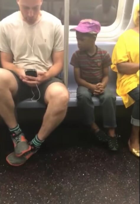Hombre se da cuenta de c&oacute;mo ni&ntilde;o est&aacute; mirando su celular: su reacci&oacute;n te dejar&aacute; con la boca abierta 