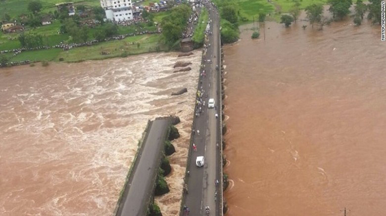 Incre&iacute;ble: colapsa un puente en India