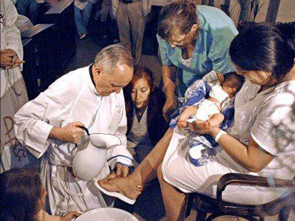 Francisco realiz&oacute; el tradicional lavado de pies en una c&aacute;rcel de menores