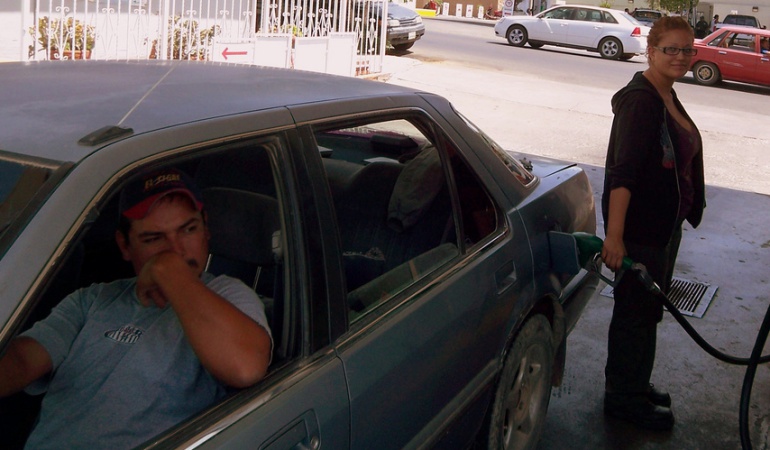 Turista olvido a su mujer en una gasolinera y luego de 100 kil&oacute;metros se dio cuenta