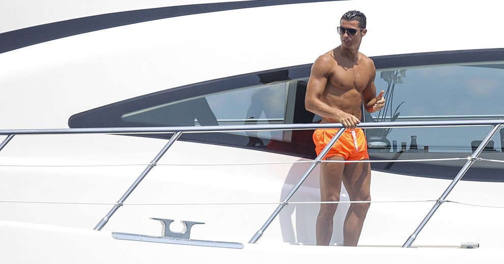 el ba&ntilde;ador que causa furor entre los futbolistas porque no deja marca