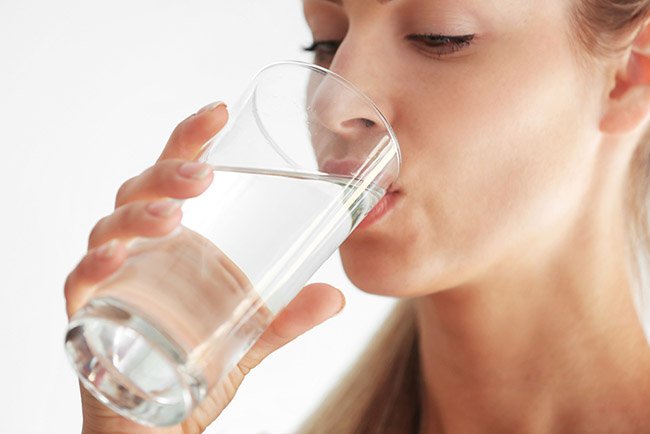 Deber&iacute;as beber agua tibia en ayunas