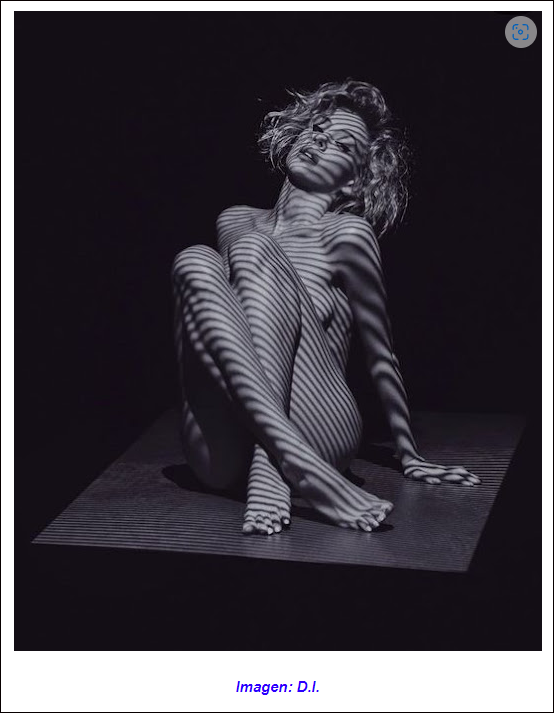  Una mujer desnuda y en lo oscuro