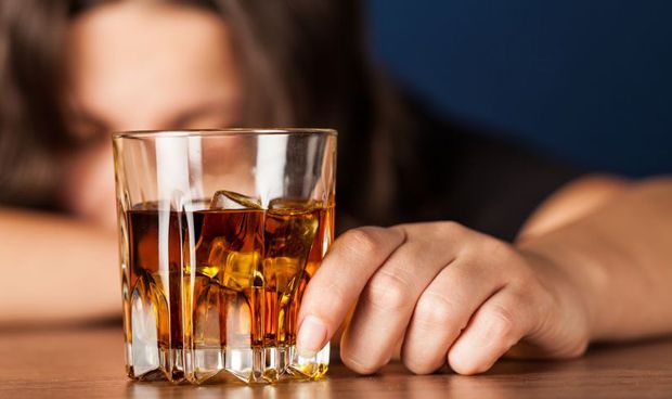 Tomar m&aacute;s de una bebida alcoh&oacute;lica al d&iacute;a eleva riesgo de c&aacute;ncer