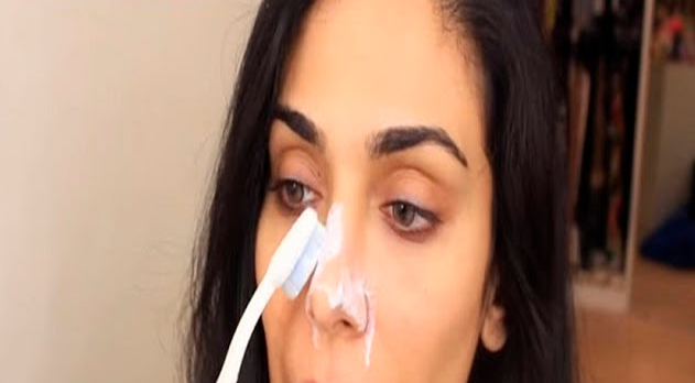 Ella frota la nariz con pasta dental por 5 minutos, lo que sucede despu&eacute;s es impresionante
