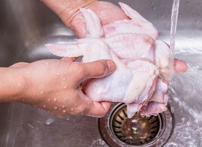 Lavar el pollo antes de cocinarlo puede ser perjudicial para tu salud