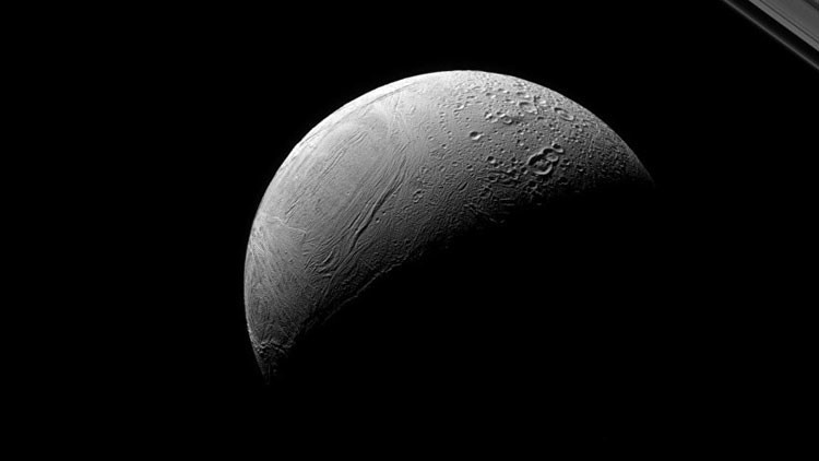 La NASA muestra el dram&aacute;tico contraste de una luna de Saturno