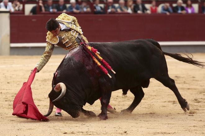Feria de San Isidro.  La perfecci&oacute;n de Perera y la soberbia de Roca Rey