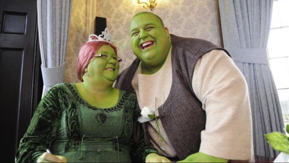 Por una causa noble, una pareja inglesa se cas&oacute; como Shrek y Fiona