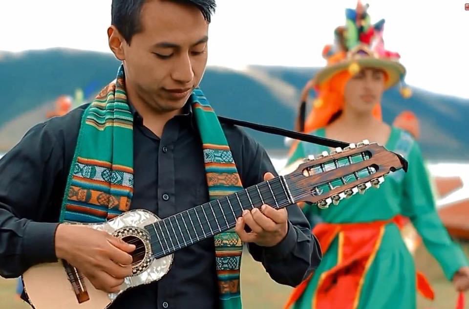 Desde los campos humildes de colombia llega este gran talento 