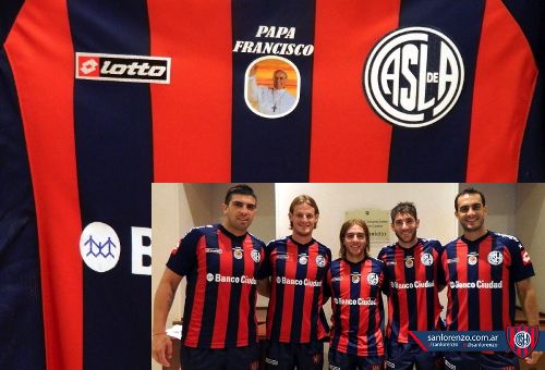 Jugadores de San Lorenzo homenajean al Papa con su rostro en la camiseta