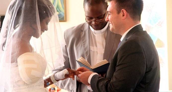 Cocodrilo arranca brazo a mujer en Zimbabue sin embargo esto no impide su boda
