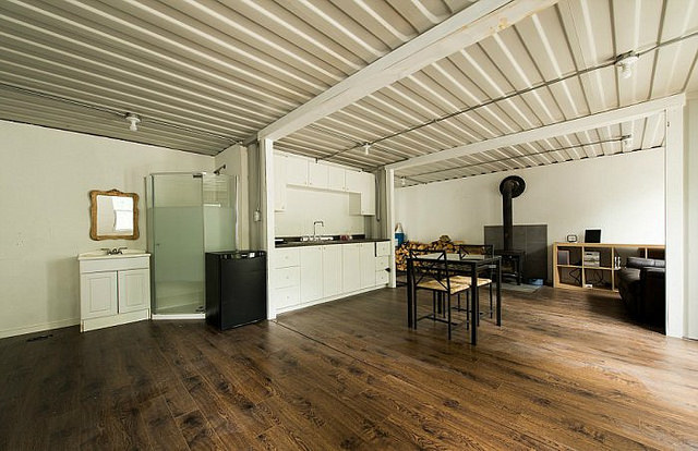 Joven construy&oacute; con sus propias manos una innovadora casa a partir de    basura   
