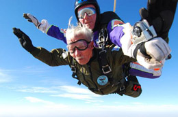 Tiene 92 a&ntilde;os y concret&oacute; su 1251 salto en paraca&iacute;das