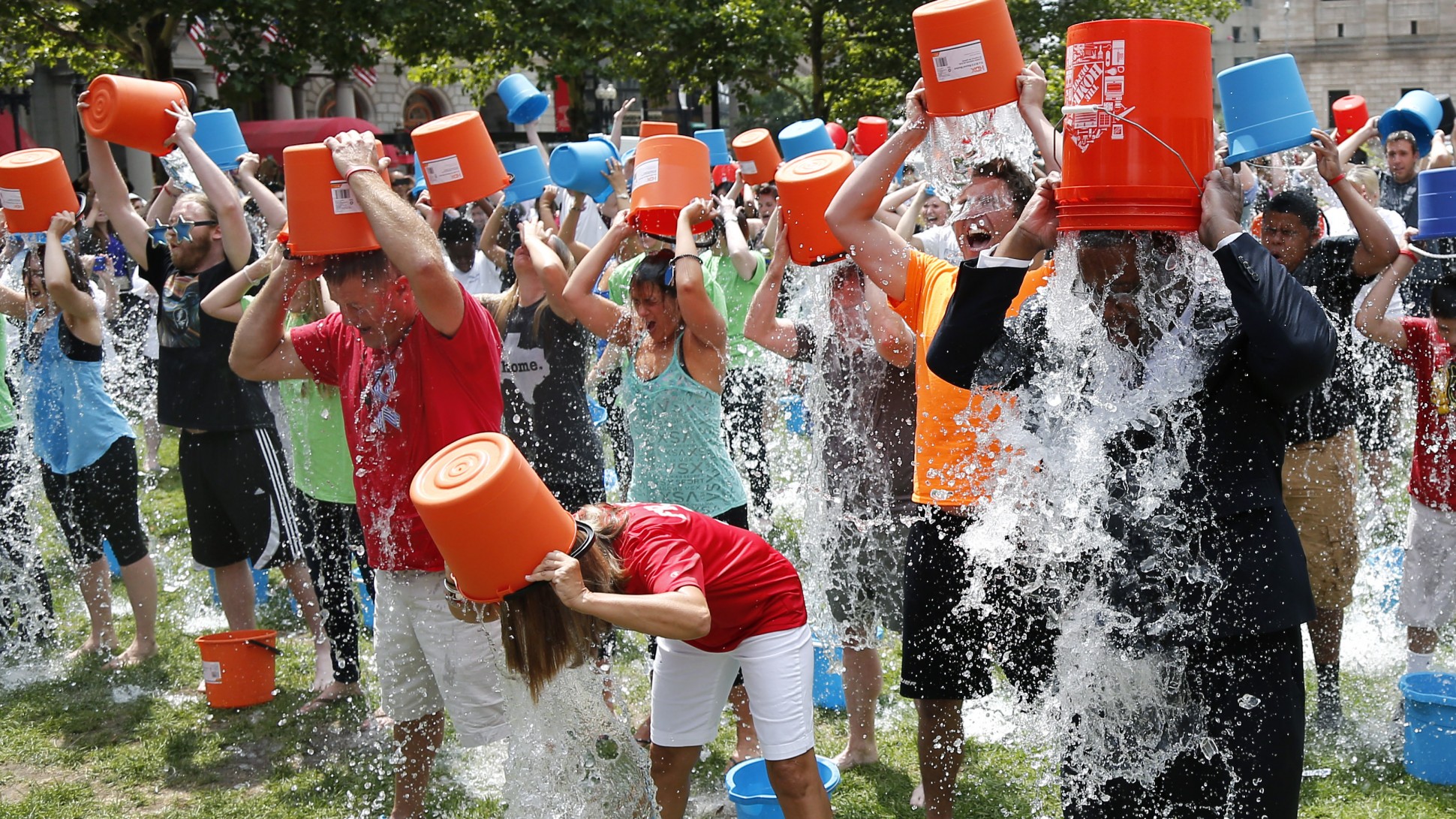 Descubren gen responsable de la esclerosis lateral amiotr&oacute;fica gracias al 'ice bucket challenge'
