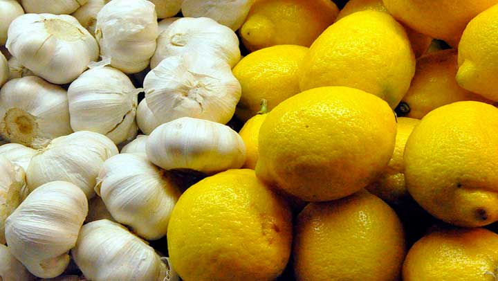 Potente jugo casero de lim&oacute;n y ajo para limpiar el colon y bajar de peso en 3 d&iacute;as
