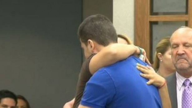 Madre perdona y abraza al asesino de su hija