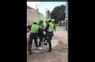 POLIC&Iacute;AS PRESUNTAMENTE LE ROMPEN LA CABEZA A UNA MUJER  VIDEO VIRAL.