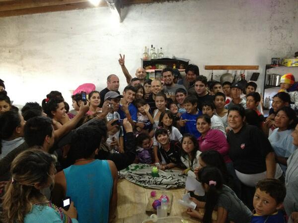 Ren&eacute; de Calle 13 visit&oacute; un comedor en La Plata y entreg&oacute; donaciones
