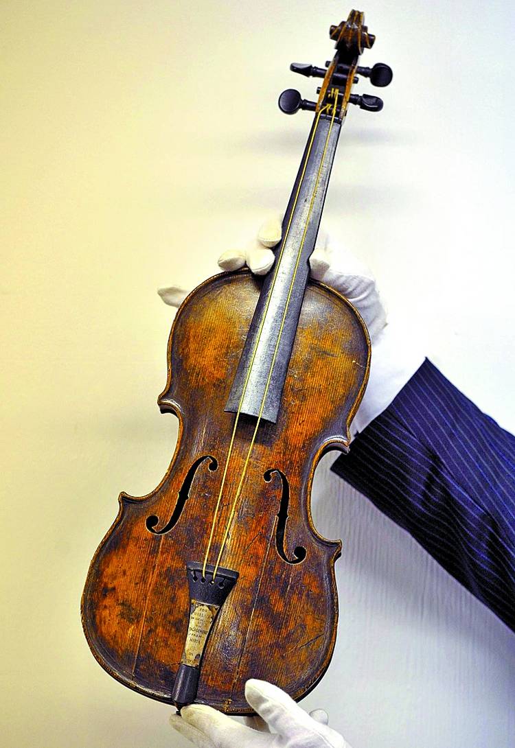Pagan una fortuna por el viol&iacute;n que son&oacute; hasta que el Titanic se hundi&oacute;