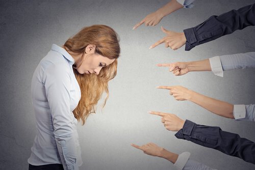 Juzgar a los dem&aacute;s: Un h&aacute;bito com&uacute;n en personas frustradas