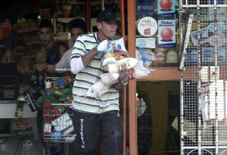 Saqueos en Cordoba aprovechando el paro de la Policia