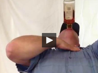Bebiendo 1 botella de whiskey sin manos en 13 segundos 