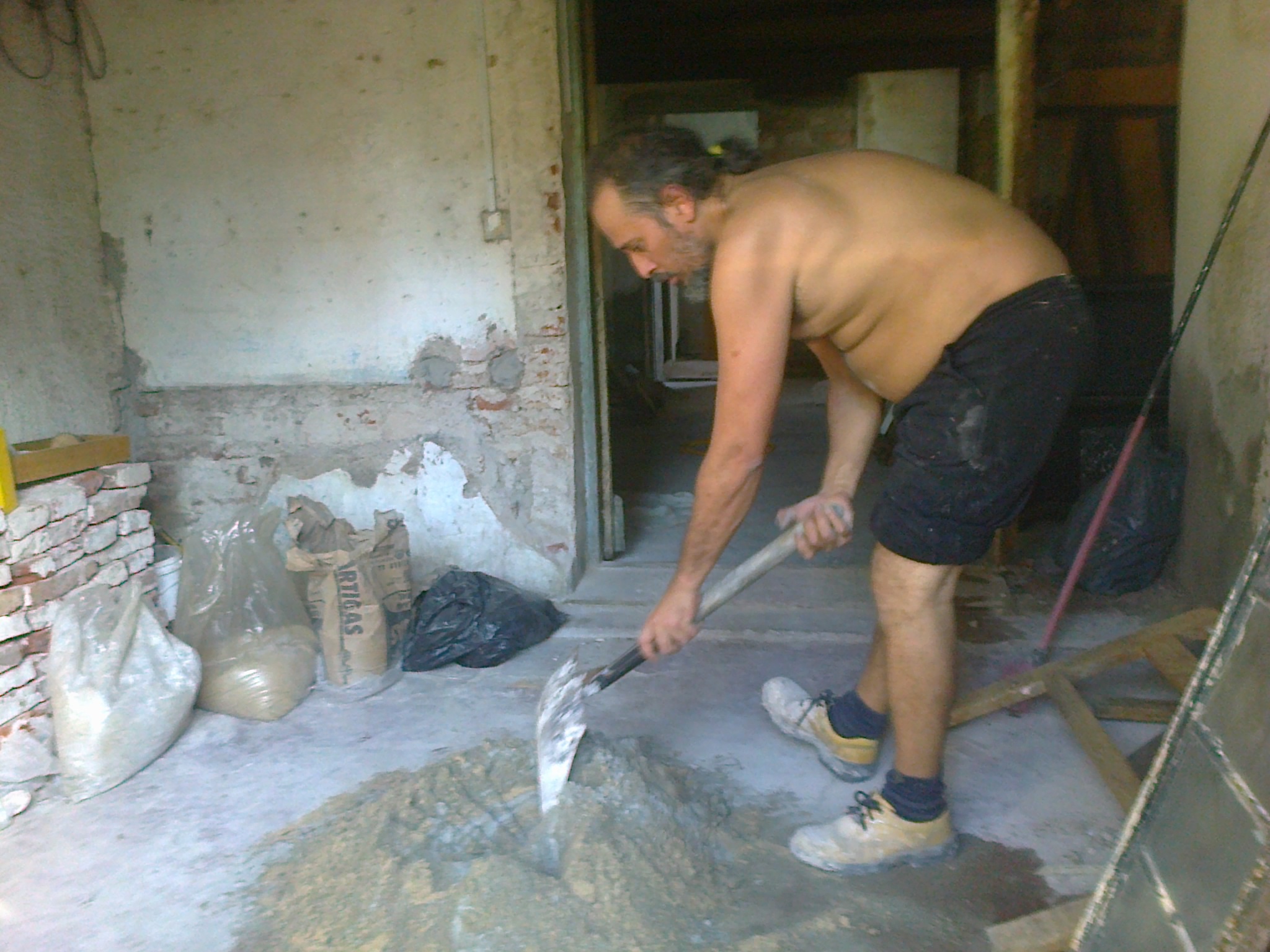 estaba trabajando en un reforma y descubrio restos de una civilizacion precolombina 