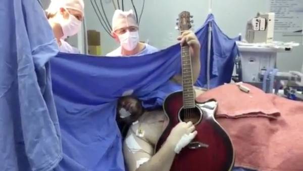 Mientras le operaban el cerebro, &eacute;l tocaba la guitarra