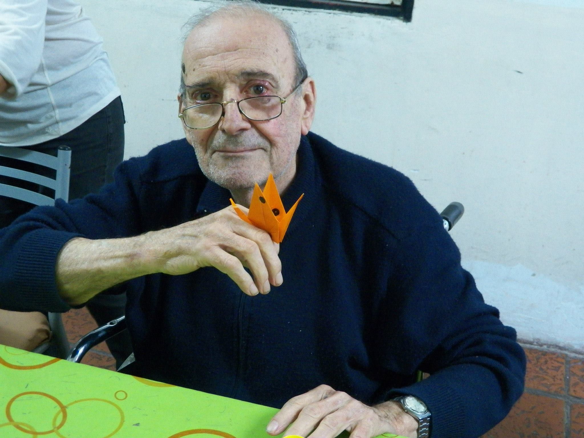 Un regalo para el hospital de parte de ancianos y ni&ntilde;os