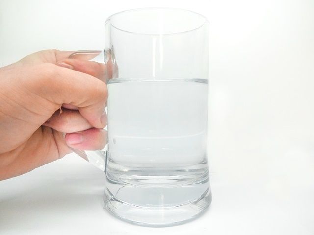 Bebi&oacute; dos vasos de agua antes de cada comida durante dos semanas, y ESTO es lo que descubri&oacute;