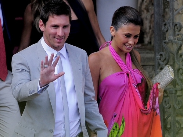 Lionel Messi, junto a su novia Antonella, en la boda de su compa&ntilde;ero Andr&eacute;s Iniesta